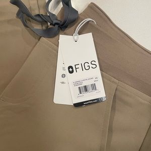 NWT Latte Zamora™ - Petite Jogger Scrub Pants
XS - Latte - Petite